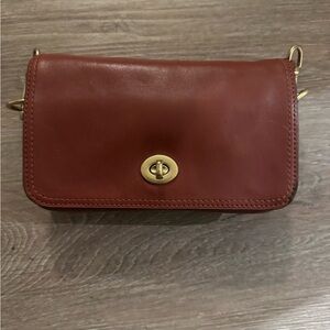 Coach Elegant Brown Leather Shoulder Bag/Crossbody bag